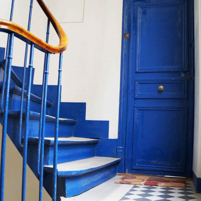 escalier et porte bleu