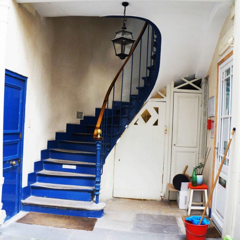 escalier bleu nettoyage