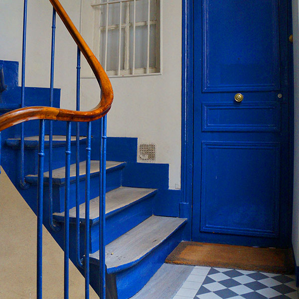 escalier et porte bleu